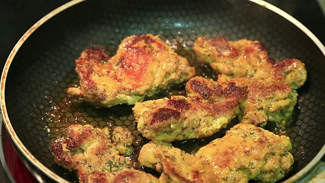 锅里炸鸡