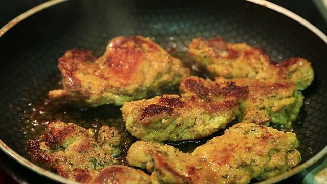 锅里炸鸡