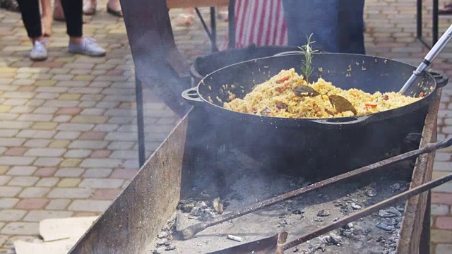 在街上用大锅在火上煮乌兹别克肉饭