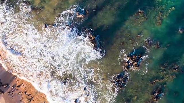 鳥瞰圖海浪撞擊巖石海岸線