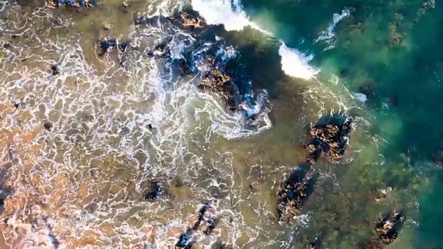 詳情圖-鳥瞰圖海浪撞擊巖石海岸線