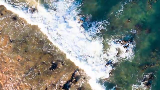 詳情圖-鳥瞰圖海浪撞擊巖石海岸線