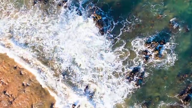 詳情圖-鳥瞰圖海浪撞擊巖石海岸線
