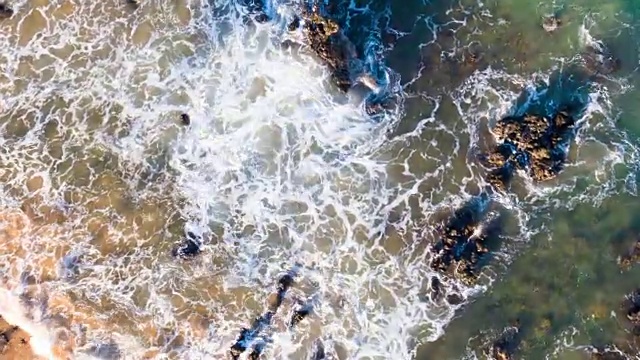詳情圖-鳥瞰圖海浪撞擊巖石海岸線