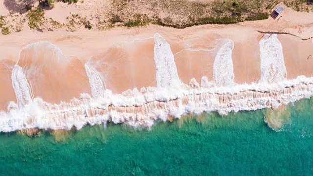 鸟瞰图海浪撞击热带白沙海岸线