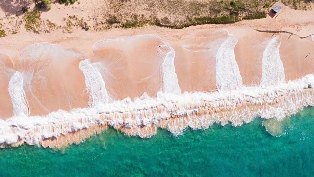 詳情圖-鳥瞰圖海浪撞擊熱帶白沙海岸線