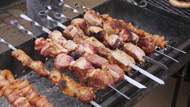 詳情圖-用牛肉串做成的烤肉串是在烤架上烤的