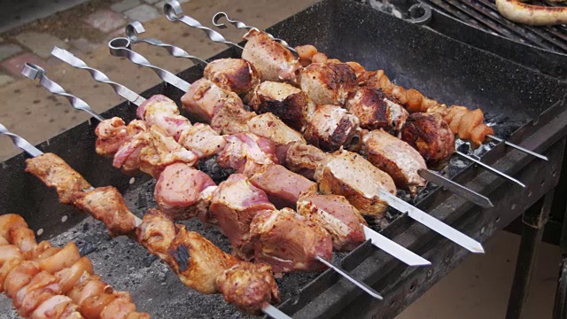 詳情圖-用牛肉串做成的烤肉串是在烤架上烤的
