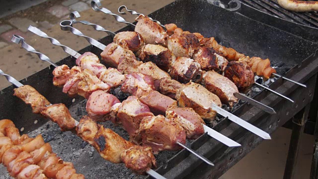 詳情圖-用牛肉串做成的烤肉串是在烤架上烤的