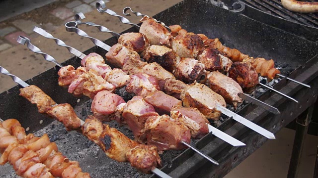 詳情圖-用牛肉串做成的烤肉串是在烤架上烤的