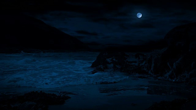 月光下，海浪拍打着岩石沙滩