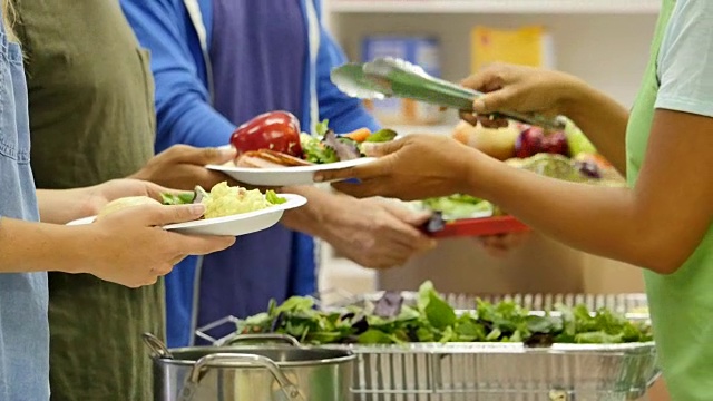 詳情圖-志愿者為施粥所的人們提供健康的食物