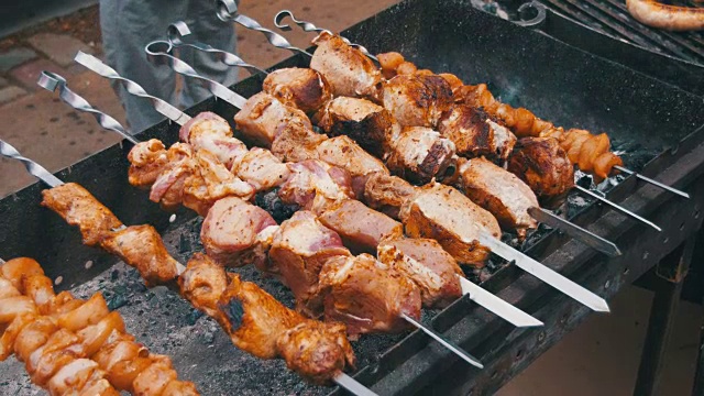 詳情圖-用牛肉串做成的烤肉串是在烤架上烤的