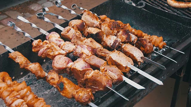 詳情圖-用牛肉串做成的烤肉串是在烤架上烤的
