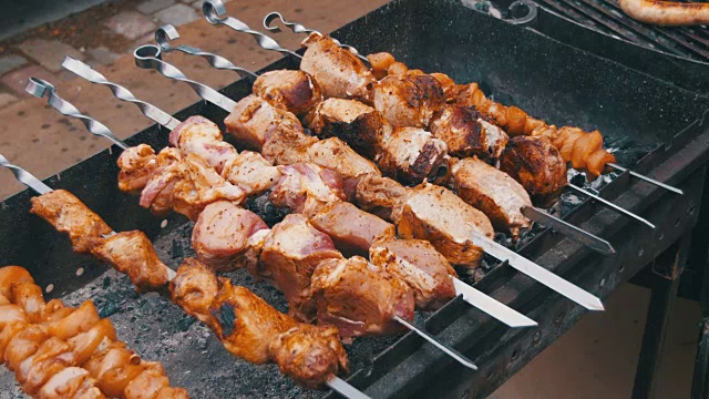 詳情圖-用牛肉串做成的烤肉串是在烤架上烤的