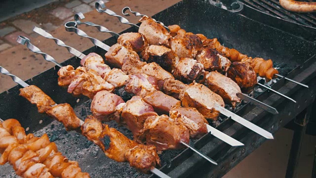 詳情圖-用牛肉串做成的烤肉串是在烤架上烤的