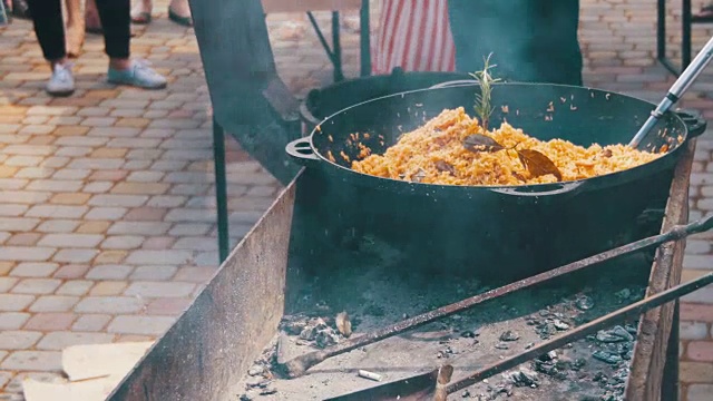 在街上用大锅在火上煮乌兹别克肉饭