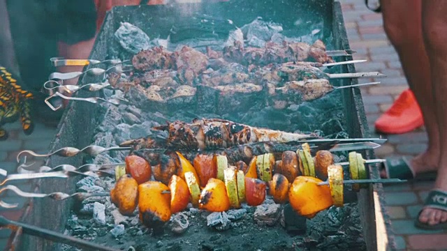 詳情圖-燒烤配美味的烤肉和蔬菜。慢動作