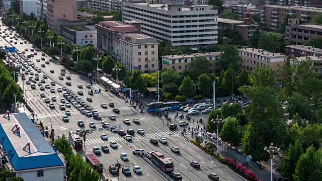 T/L WS HA PAN拍摄城市街道十字路口/石家庄，河北，中国