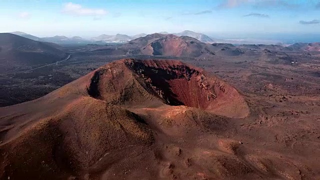 飞越加纳利群岛兰萨罗特提曼法亚国家公园附近的火山