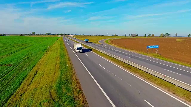 詳情圖-鳥瞰圖卡車和汽車行駛在鄉(xiāng)村道路上。高速公路上行駛的汽車