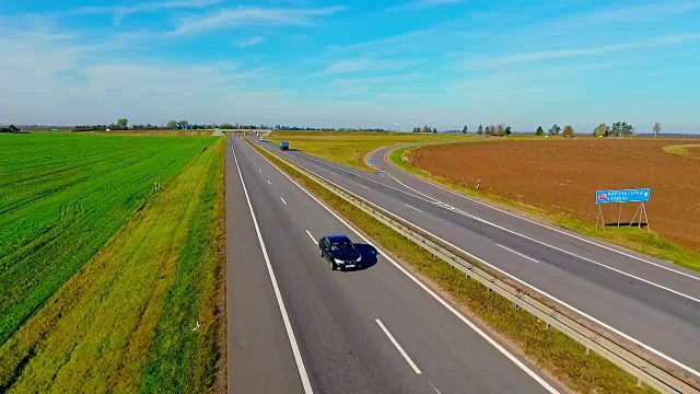 詳情圖-鳥瞰圖卡車和汽車行駛在鄉(xiāng)村道路上。高速公路上行駛的汽車