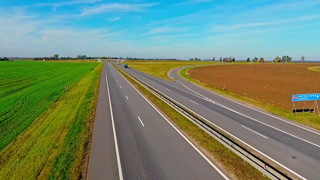 詳情圖-鳥瞰圖卡車和汽車行駛在鄉(xiāng)村道路上。高速公路上行駛的汽車