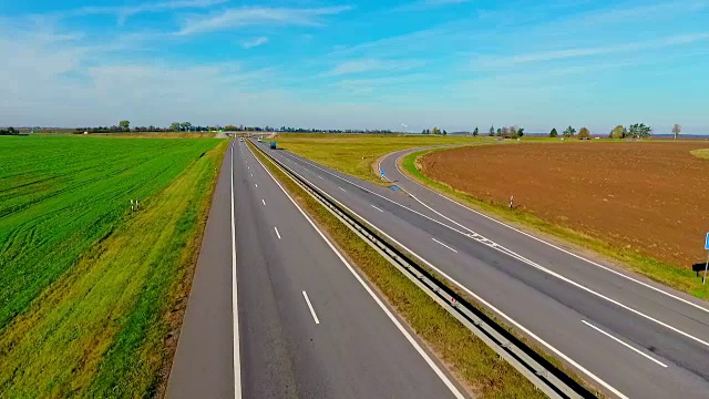 詳情圖-鳥瞰圖卡車和汽車行駛在鄉(xiāng)村道路上。高速公路上行駛的汽車