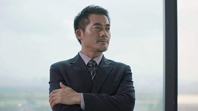 亚洲商人在办公室里思考