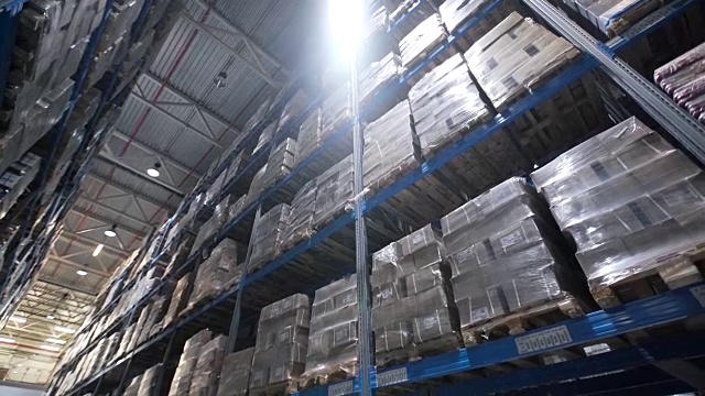 详情图-大工厂仓库。存储通道。摄像机在一家大商店里穿行