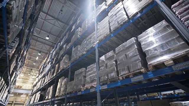 详情图-大工厂仓库。存储通道。摄像机在一家大商店里穿行
