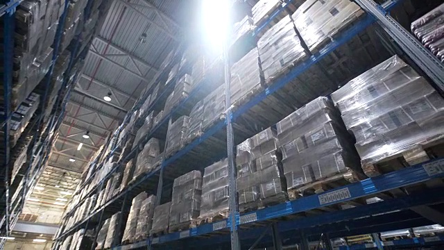 详情图-大工厂仓库。存储通道。摄像机在一家大商店里穿行