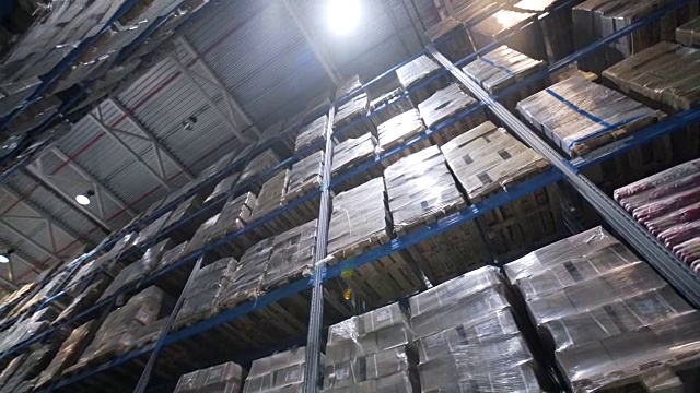 详情图-大工厂仓库。存储通道。摄像机在一家大商店里穿行