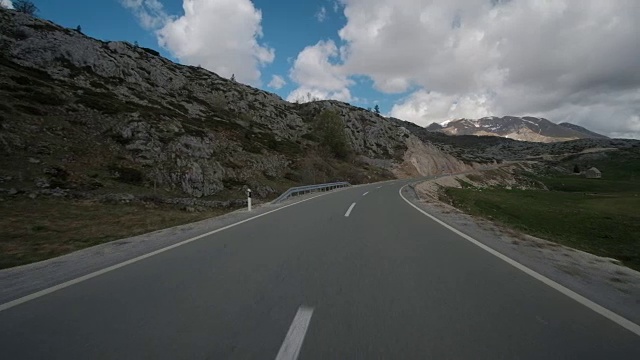 春天通往山区的平坦道路上的交通