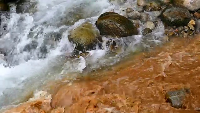 肮脏的污水流入干净的小溪