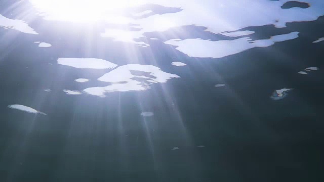 阳光在水柱中
