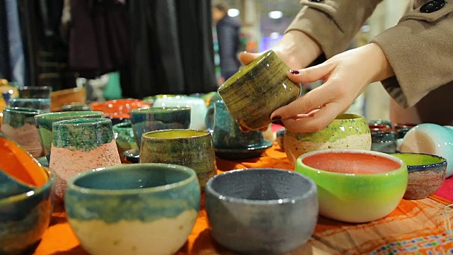当地百货商店的季节性手工陶器展览和销售