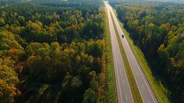 詳情圖-秋天森林里的鄉(xiāng)間小路。公路森林空中景觀