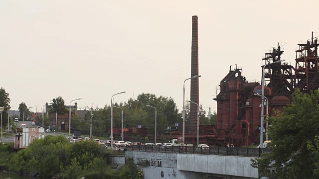 延时拍摄在城市的高速公路旁边的老冶金厂。