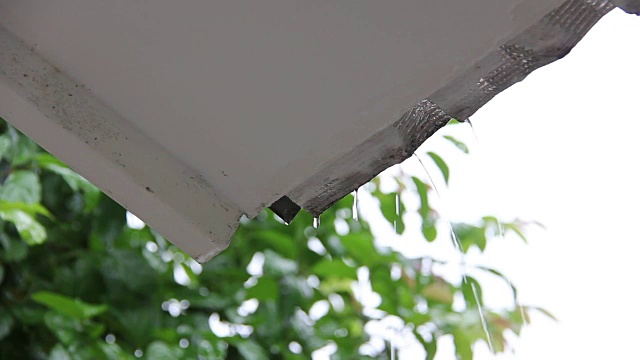 雨从屋檐滴落下来