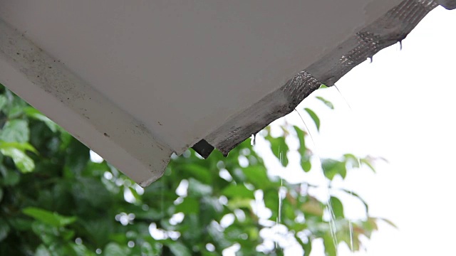 详情图-雨从屋檐滴落下来