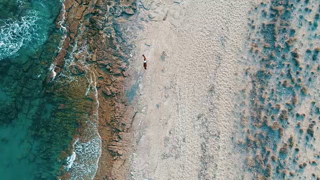 日落时分，海滩上骑马的男人