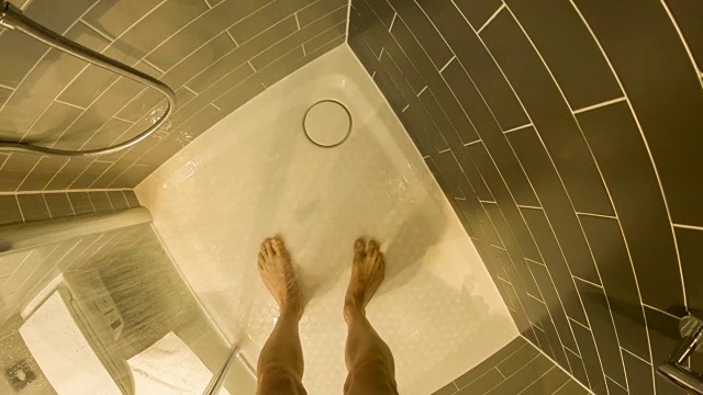 一个男人正在洗澡