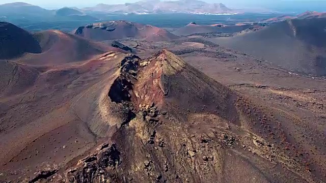 兰萨罗特提曼法亚国家公园附近的火山山谷的航空全景图。
