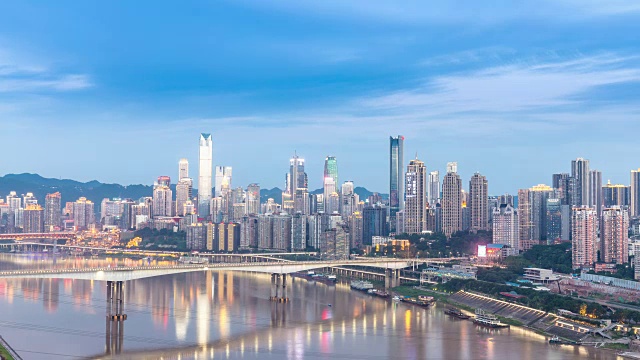 现代建筑在云的天空中，靠近市中心的河流。时间流逝