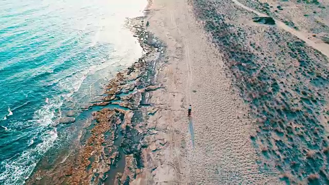 日落时分，海滩上骑马的男人