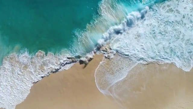 詳情圖-無人機(jī)拍攝的海浪到達(dá)海岸的畫面。