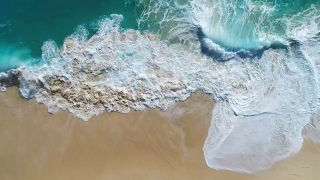 詳情圖-無人機(jī)拍攝的海浪到達(dá)海岸的畫面。