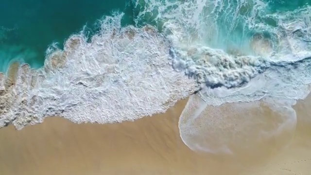 詳情圖-無人機(jī)拍攝的海浪到達(dá)海岸的畫面。