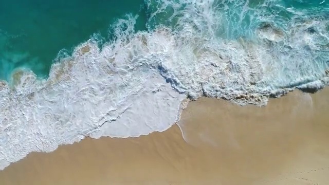 詳情圖-無人機(jī)拍攝的海浪到達(dá)海岸的畫面。